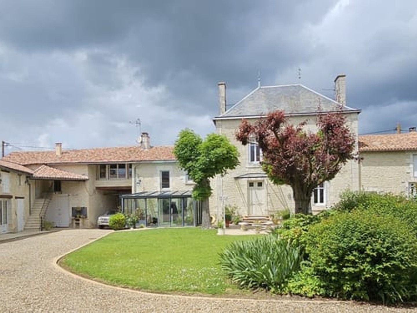 Charmante maison de famille avec jardin et dépendances.