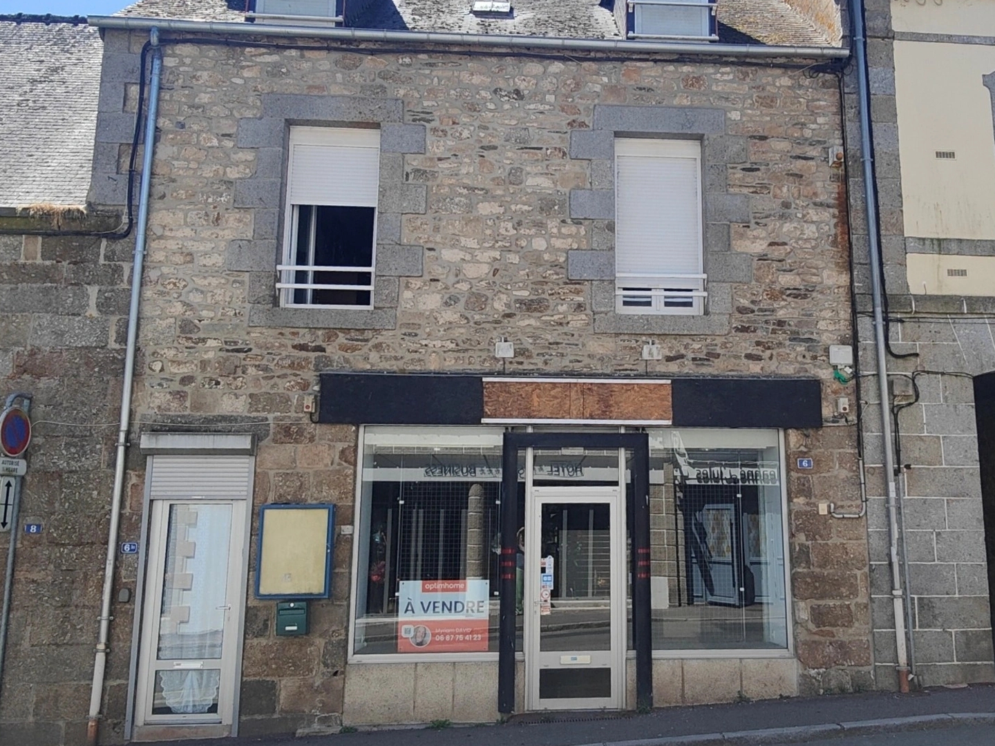 Immeuble mixte avec local commercial et appartement - Centre-ville de Rostrenen