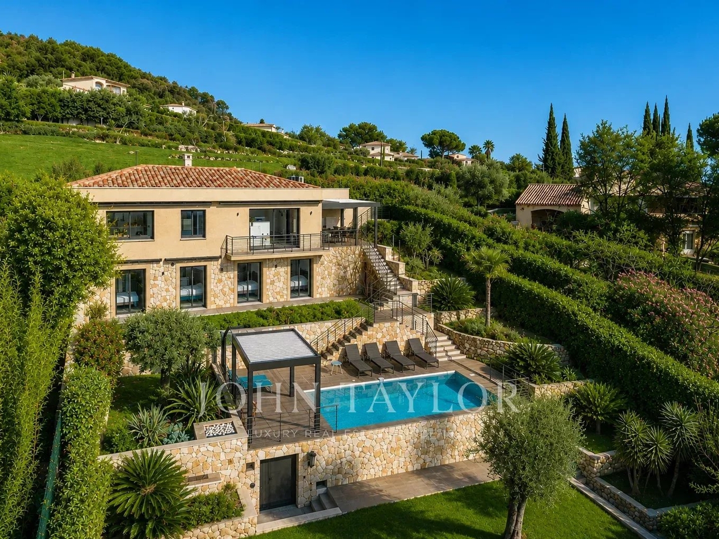 Élégante villa contemporaine avec vue mer et village