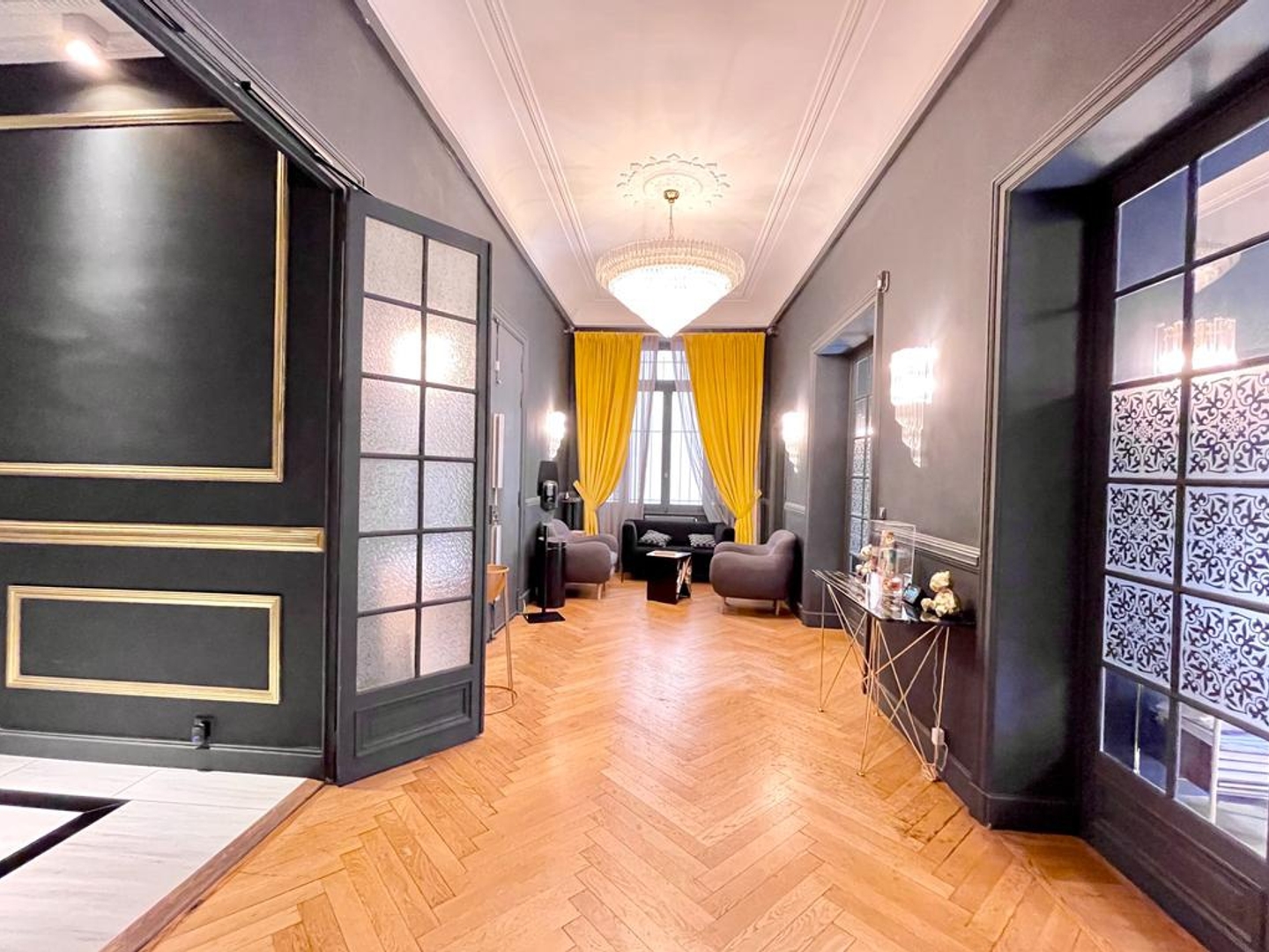 Bureaux 15 pièces 323 m²