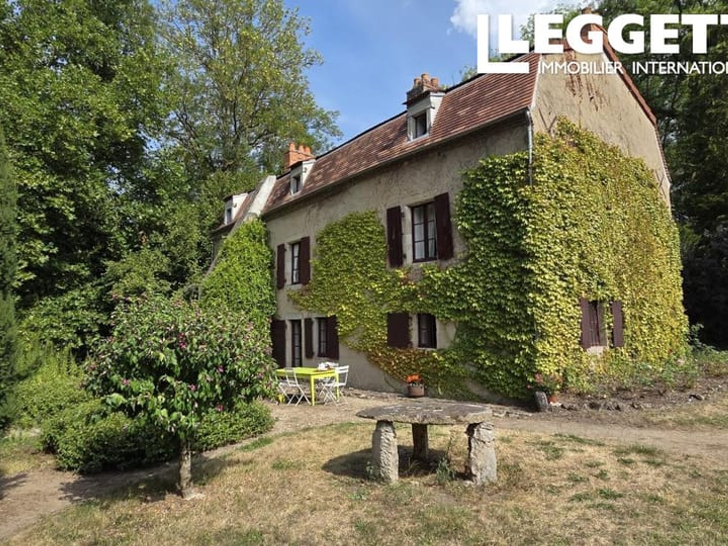 Charmant ancien moulin à eau avec maison d'invités, piscine et terrain en bord de rivière