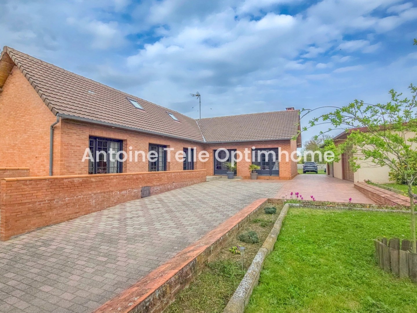 Briastre Solesmes 59730 - Pavillon individuel semi plain-pied de 4/5 chambres & son garage double posé sur 1850m²