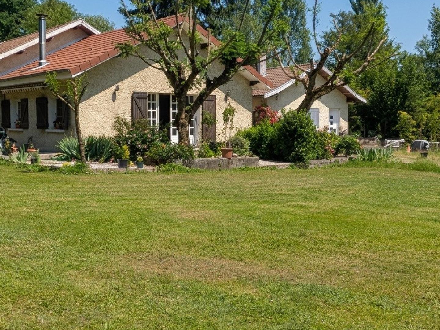 Maison plain pied de 130m² , dépendances et très grand terrain