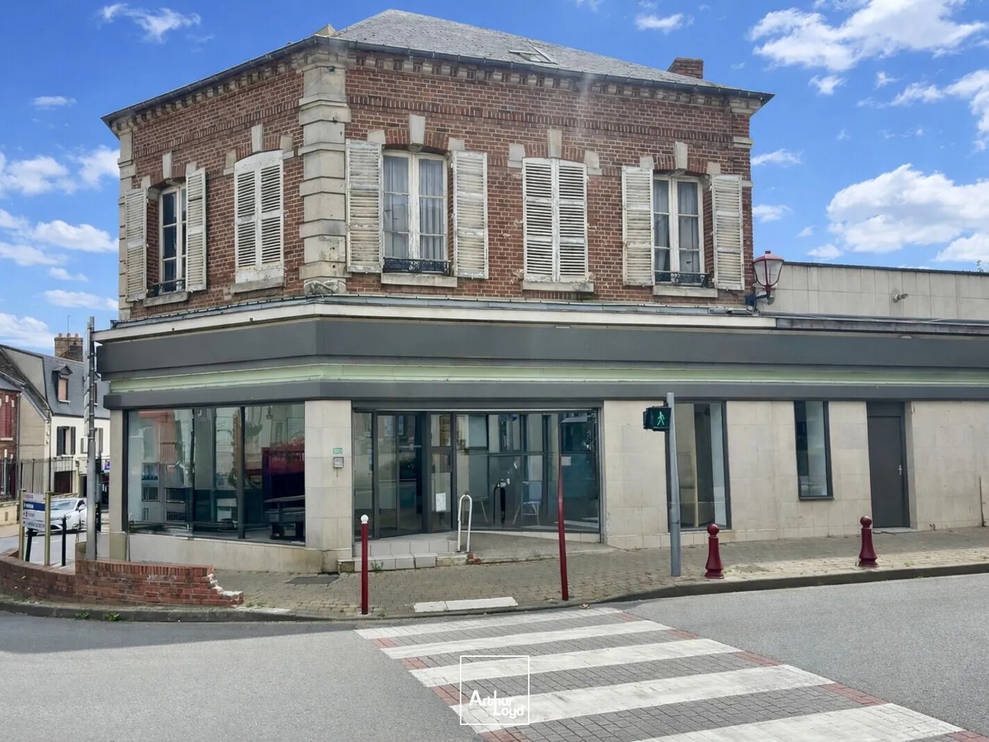 A VENDRE IMMEUBLE MIXTE 208 M2 SAINT JUST EN CHAUSSÉE