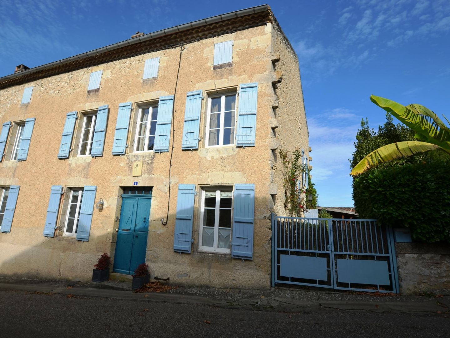 A vendre, Gers : Ancien presbytère entièrement rénové au coeur d'une belle bastide historique, 5 chambres, dépendances et deux j