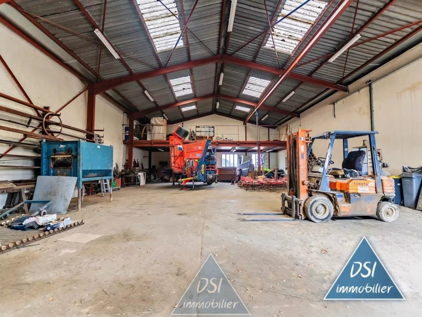 ?? À louer - Entrepôt 240 m² + mezzanine 50 m² - Neyron (Mas Rillier)