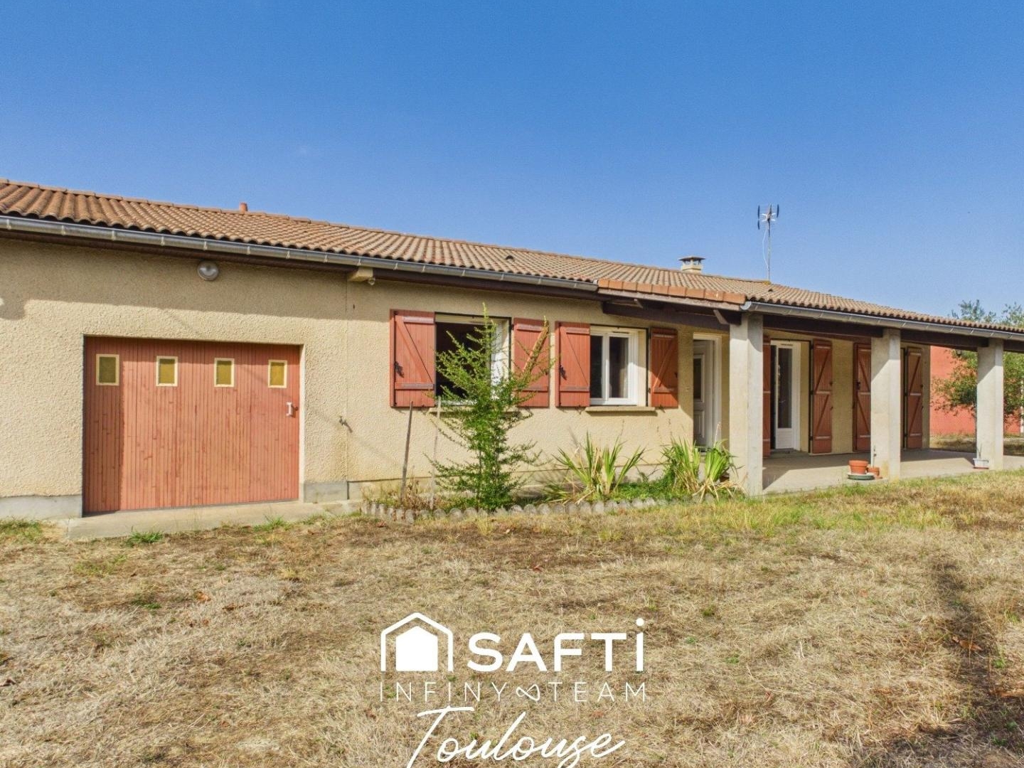 Maison familiale de plain-pied avec 4 chambres, grand garage et jardin