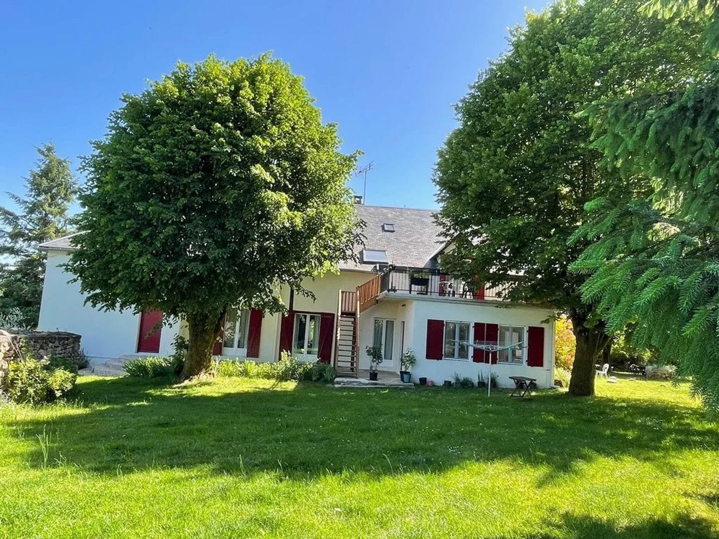 Bourgogne, Parc du Morvan, à proximité du lac des Settons, bel ensemble immobilier 412 m² env dont 12 chambres sur plus de 4000 m² de terrain.