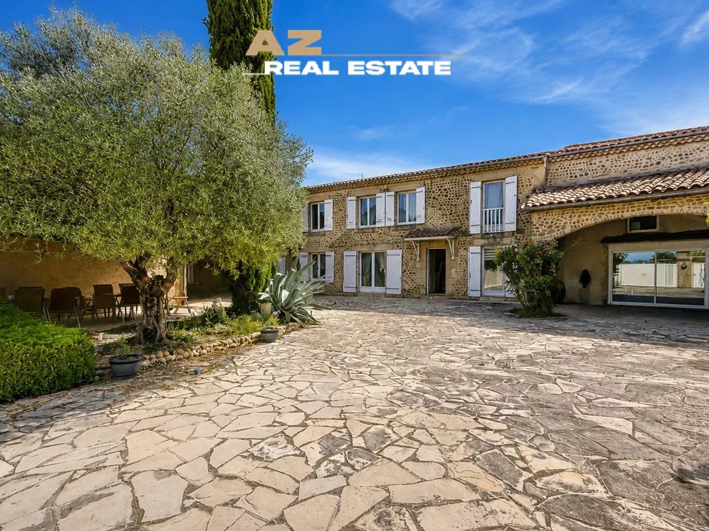PROPRIETE DE CHARME DANS UN VILLAGE MEDIEVAL 610 000 EURO