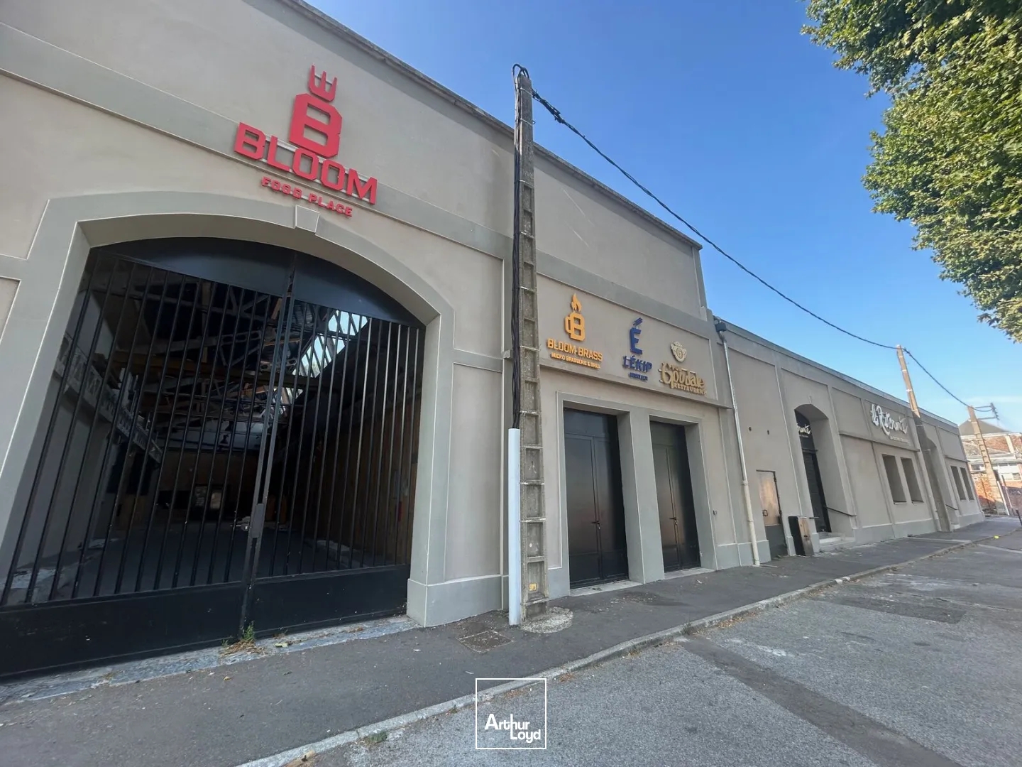 A VENDRE - LOCAUX COMMERCIAUX - 2716 M2 - SAINT-QUENTIN