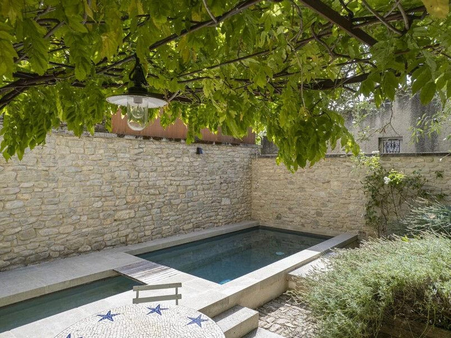 Maison de caractère au coeur de Saignon avec terrasse et vue sur le Luberon
