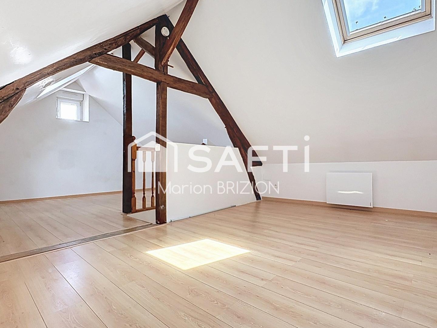 A VENDRE - MAISON DE VILLAGE AVEC GRANGE A AMENAGER - MONT NOTRE DAME