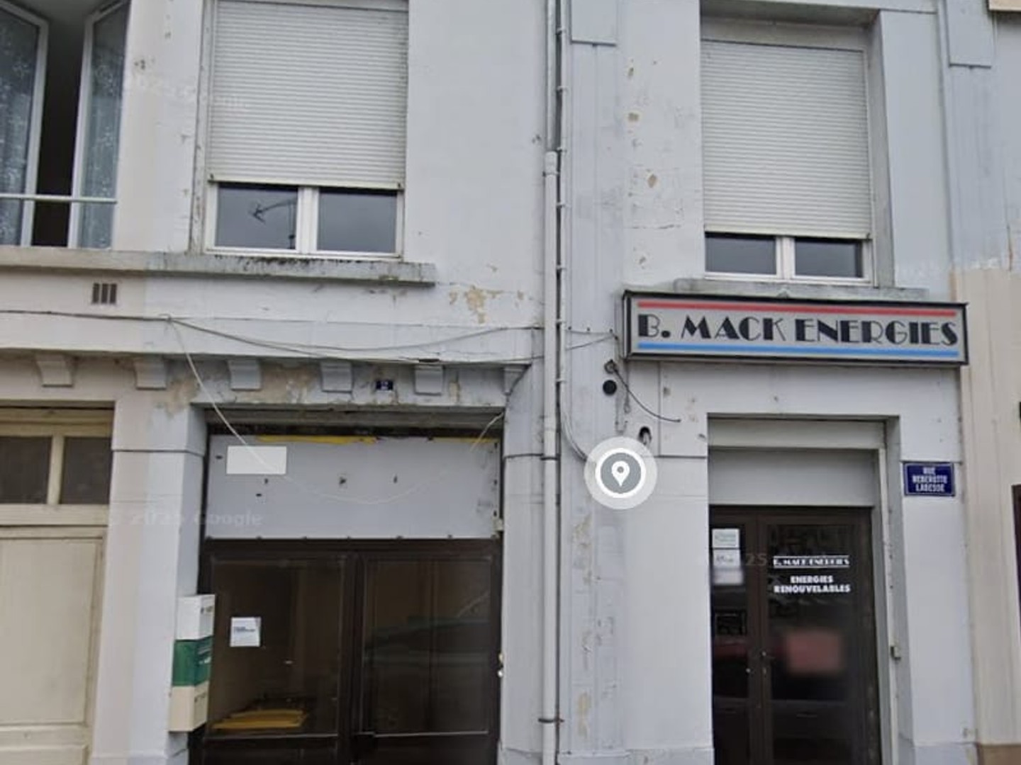 Local commercial avec zone de stockage et bureau