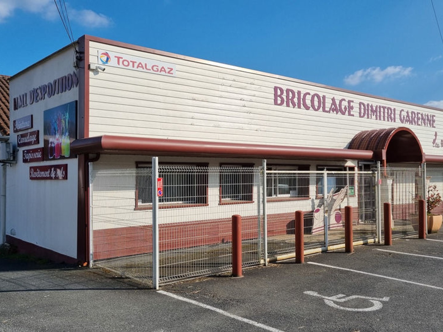 Local commercial hangar et appartement