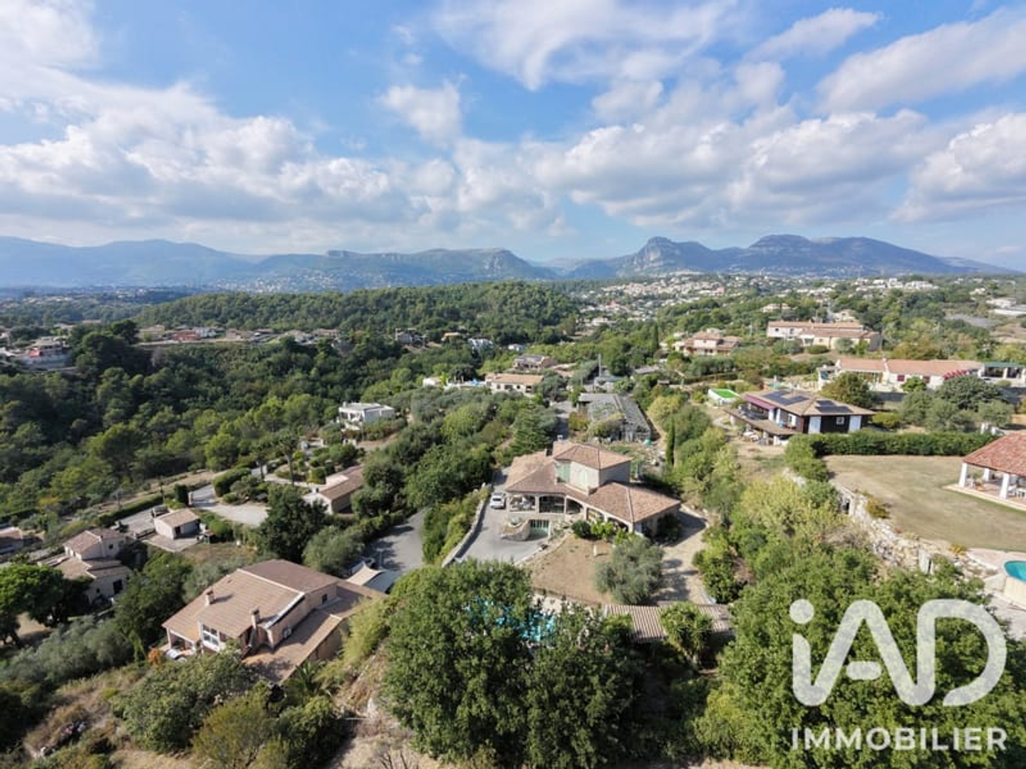 Maison à vendre - 7 pièces - 243m2 - La Gaude (06610)