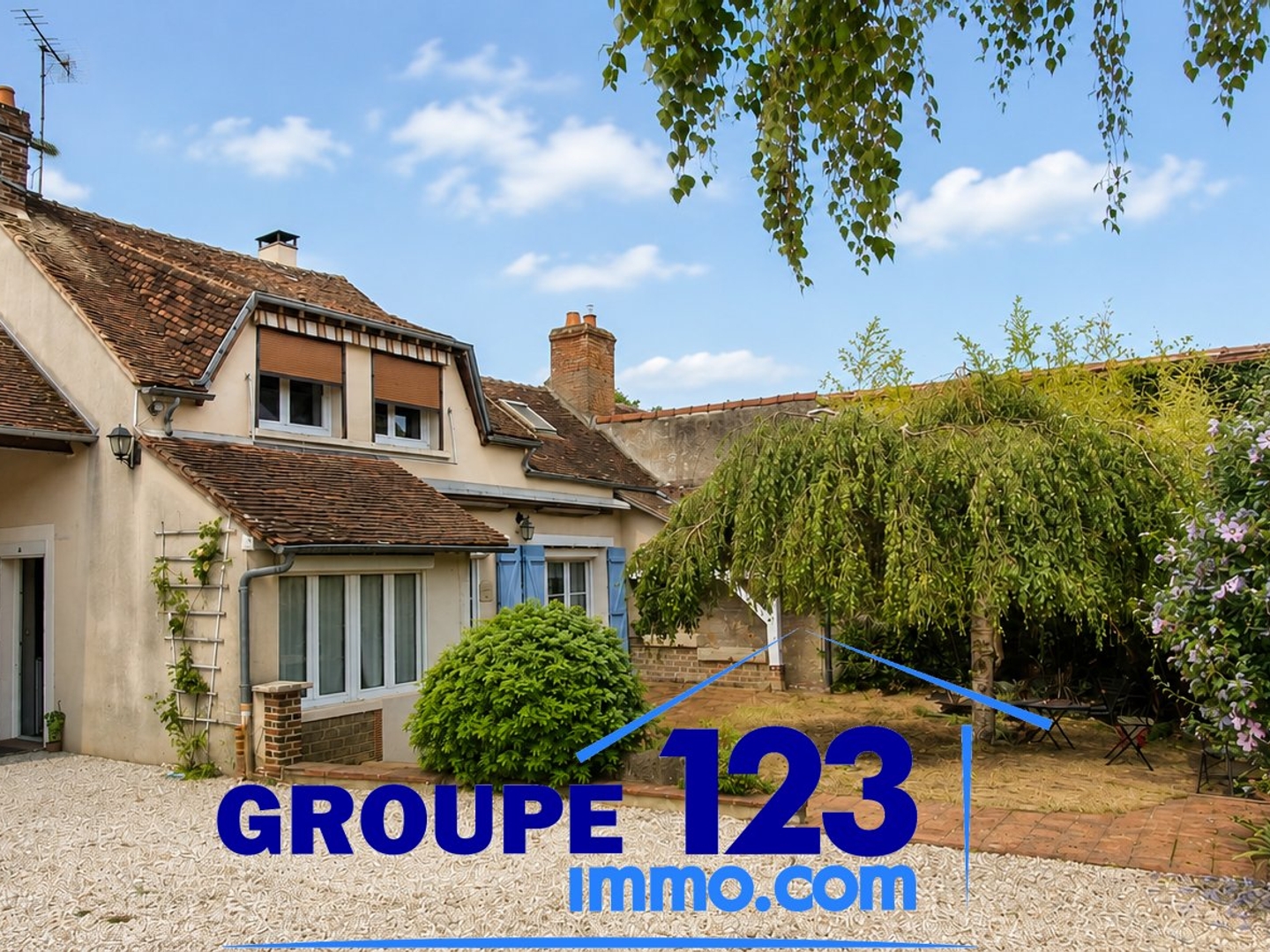 Ensemble immobilier avec grange et jardin.