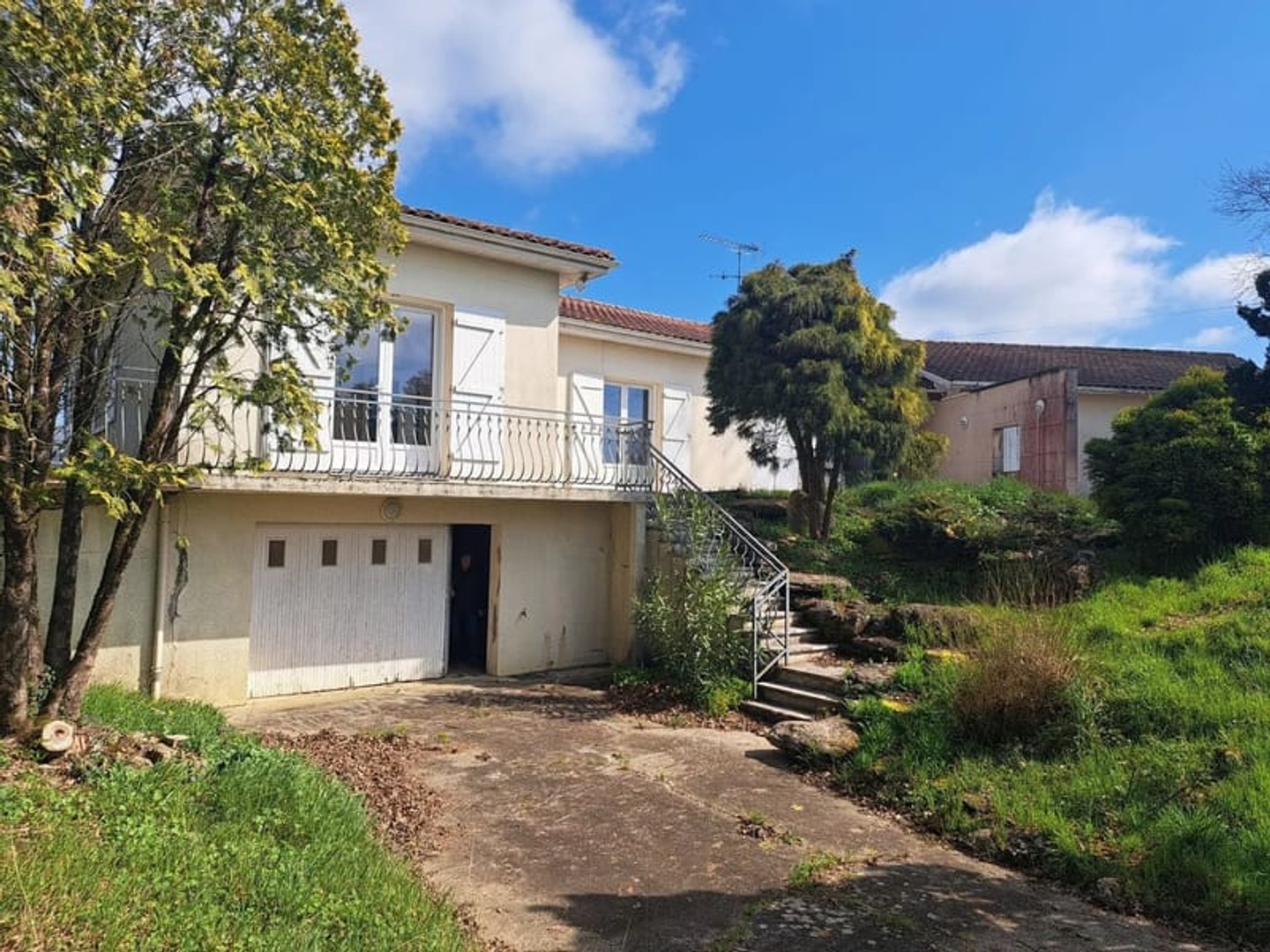 Ensemble immobilier sur 3000 m2 de terrain avec garages !