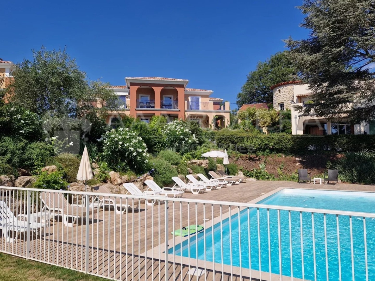 Grand Local/Bureau de plain pieds aménageable en appartement 3/4 pièces. 2 parkings