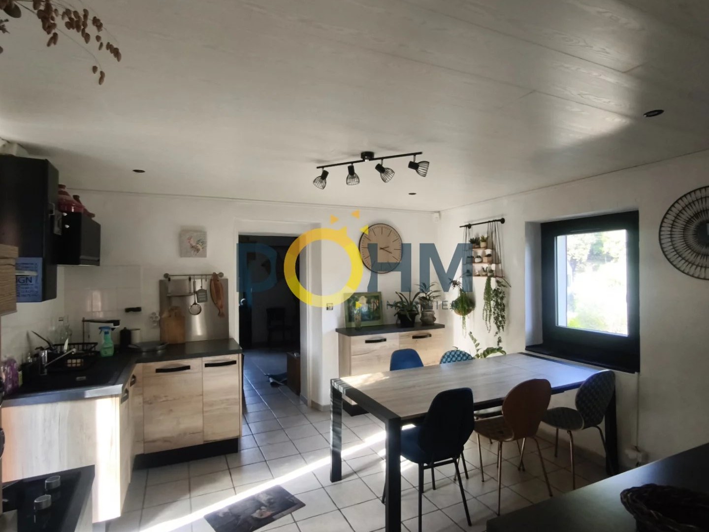 Petite maison en pierre rénové.