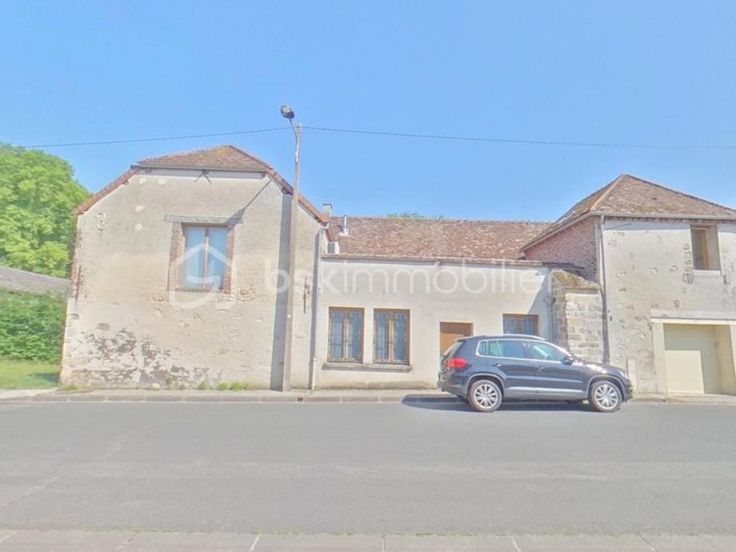 Bâtiment professionnel de 220 m² a finir d'aménager en salle de réception ou pour un commerce ou pour une entreprise soit a tran