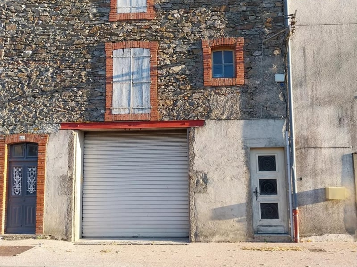 Maison en pierre deux niveaux, à l'entrée du village