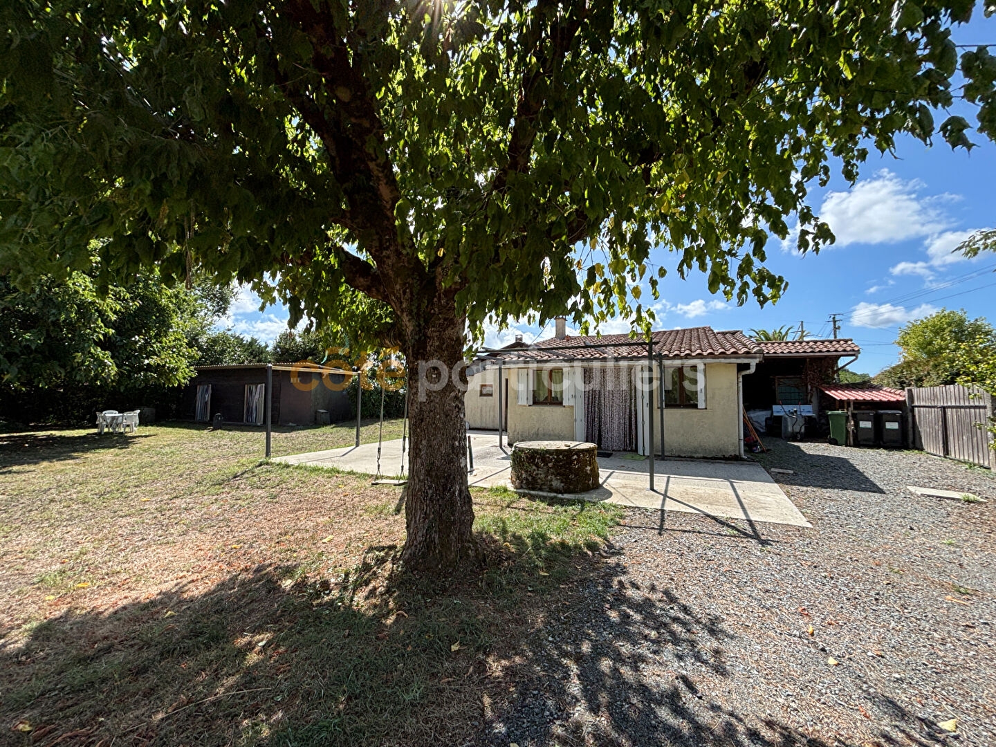 Ensemble immobilier deux petites maisons de vacances sur un terrain arboré d'environ 1400 m2.