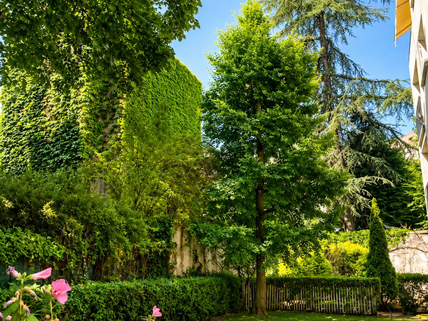 Le titre de votre annonceNeuilly-sur-Seine Quartier de l'Hôpital Américain Dernier étage avec terrasse Appartement traversant sur jardins, baigné de lumière