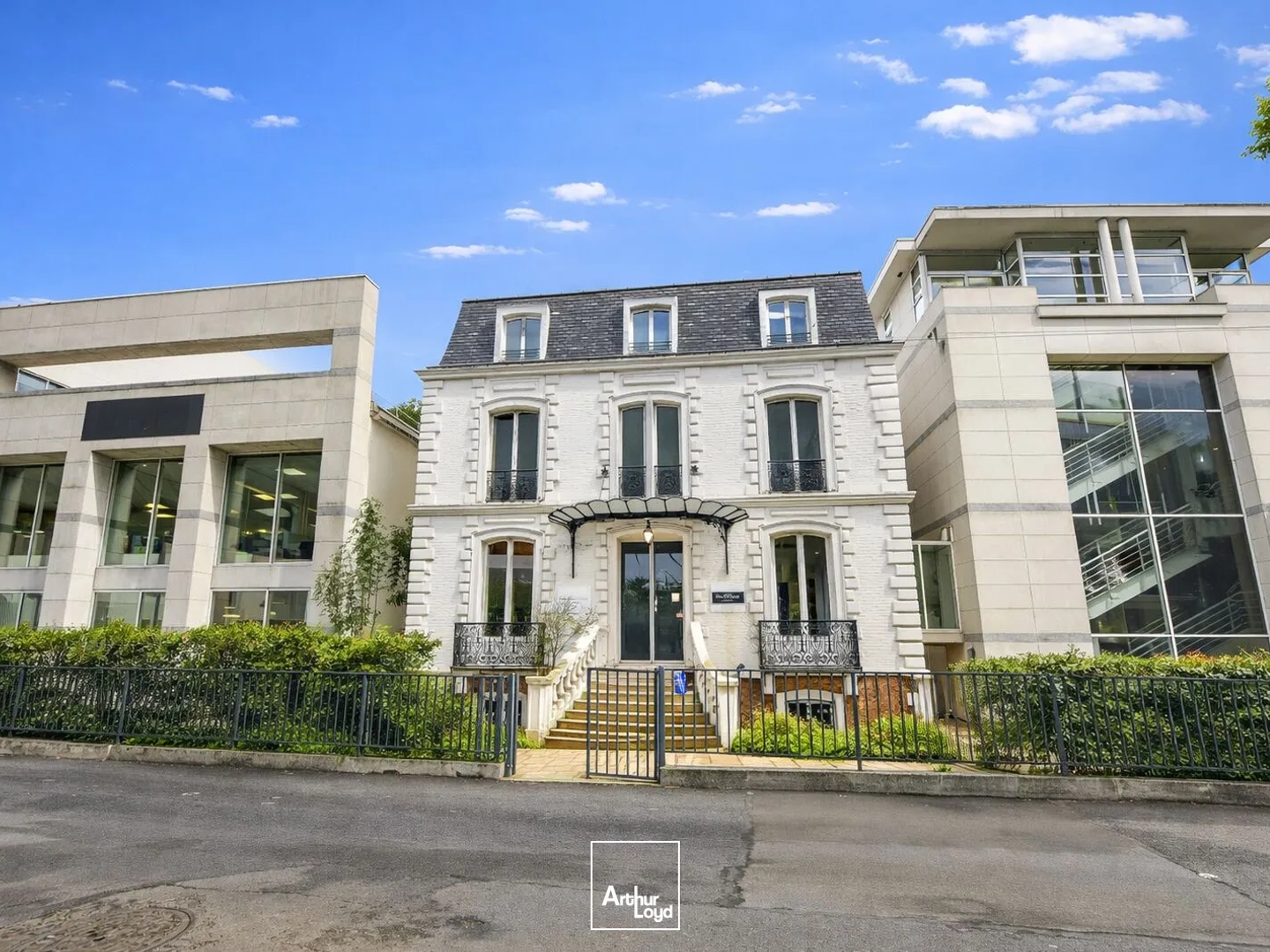 Immeuble exceptionnel de bureaux à acquérir à St Cloud, jardins et terrasses privatifs - Rare sur le secteur