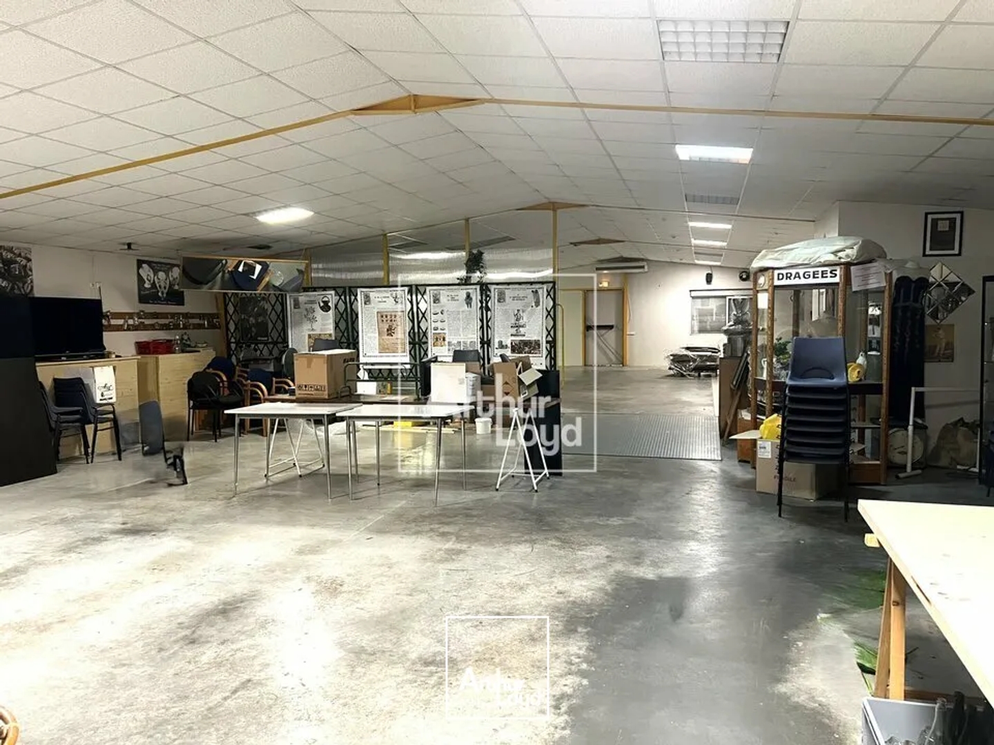 Locaux à vendre - 1030m2 - Saint-Pierre-Lès-... (77140)