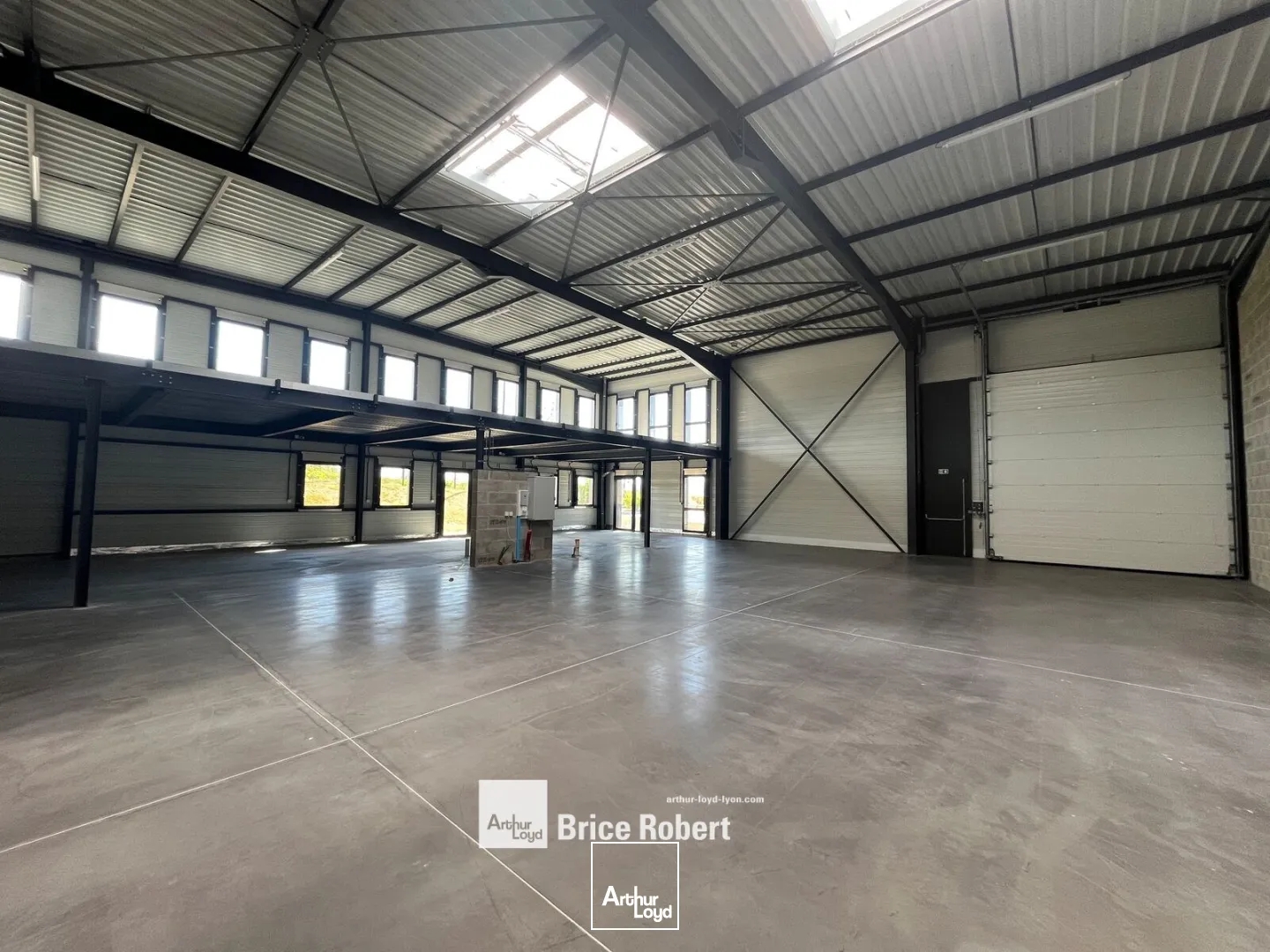 Local d'activité à vendre ou louer à Mionnay dans un bâtiment neuf avec accès autoroute