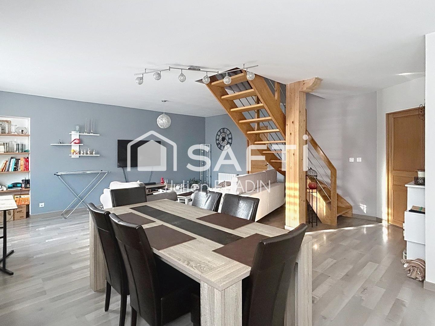 Rare sur le marché ! Immeuble de 266 m², 4 chambres avec un plateau de 150 m² exploitable en rez-de chaussée !
