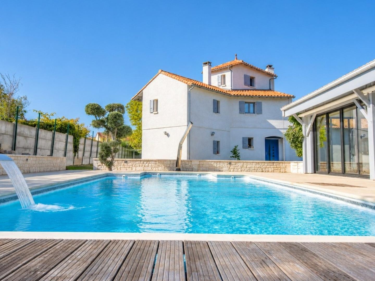 Propriété avec Piscine - 370m2 - Chaillevette 17890