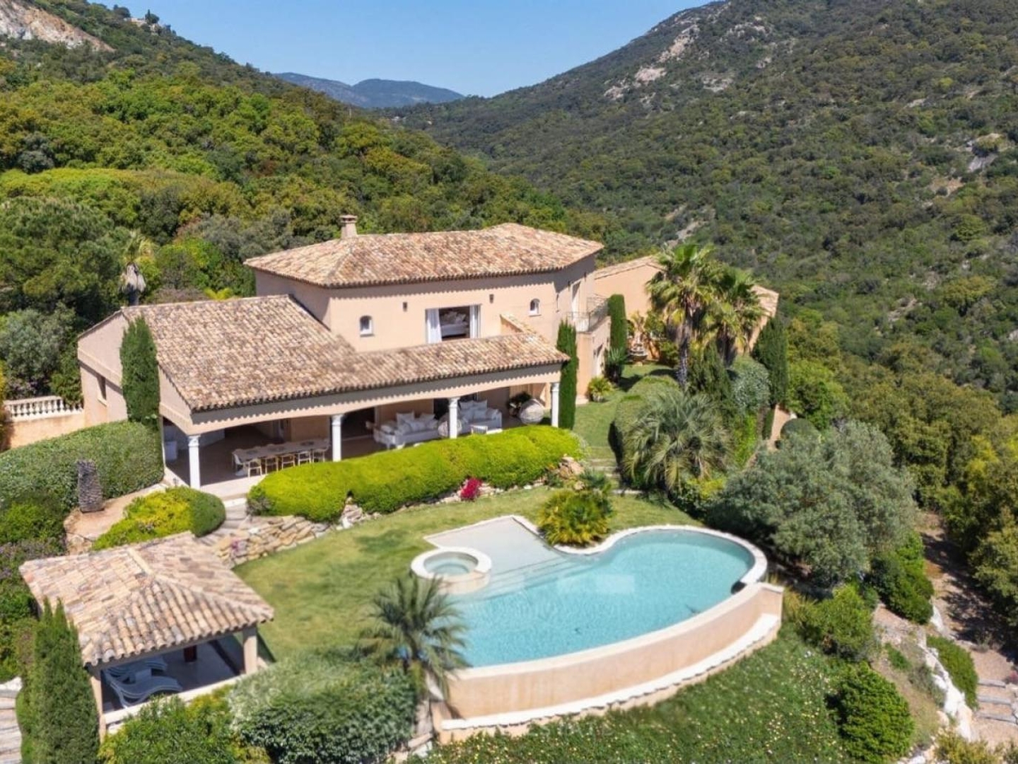 Superve villa dans les hauts de Grimaud dans un environnement sécurisé