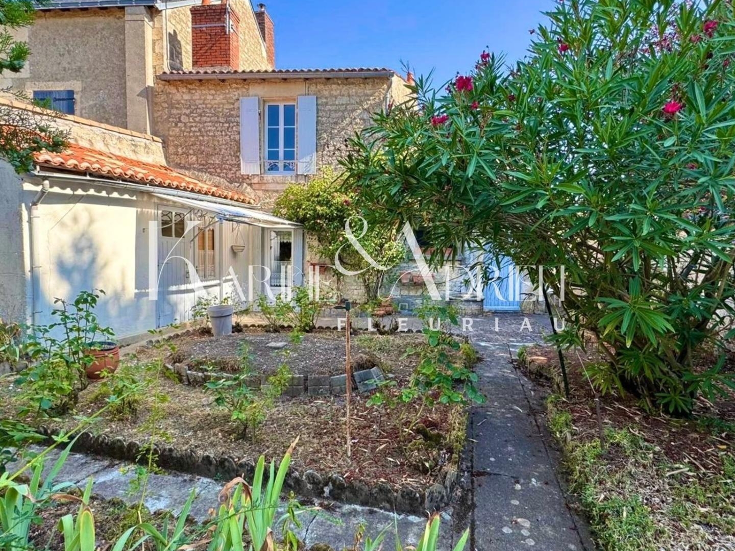 MAISON DE VILLE ET SON STUDIO ATTENANT À PROXIMITÉ DES COMMODITÉS