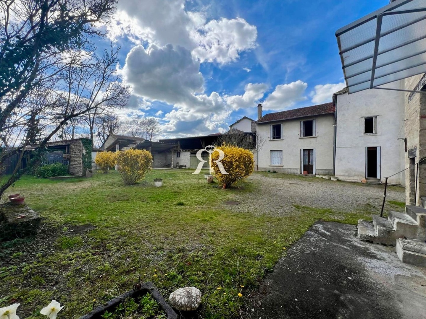 Ensemble immobilier avec deux maisons et dépendances