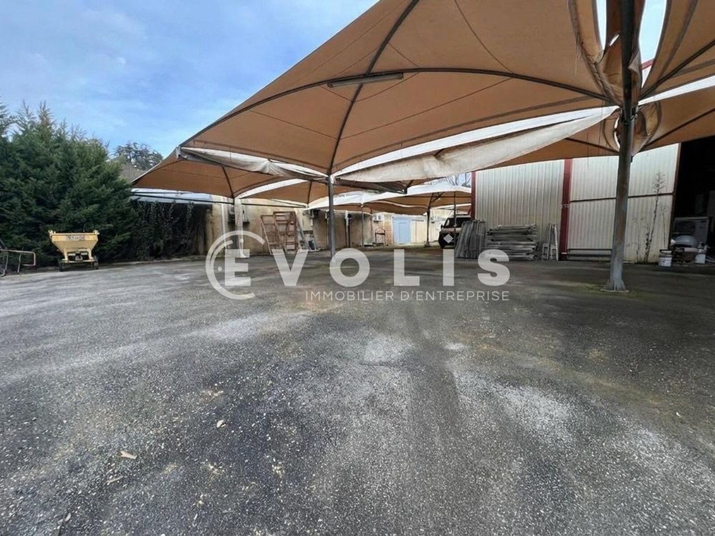 Locaux d'activité - A VENDRE - 330 m² non divisibles