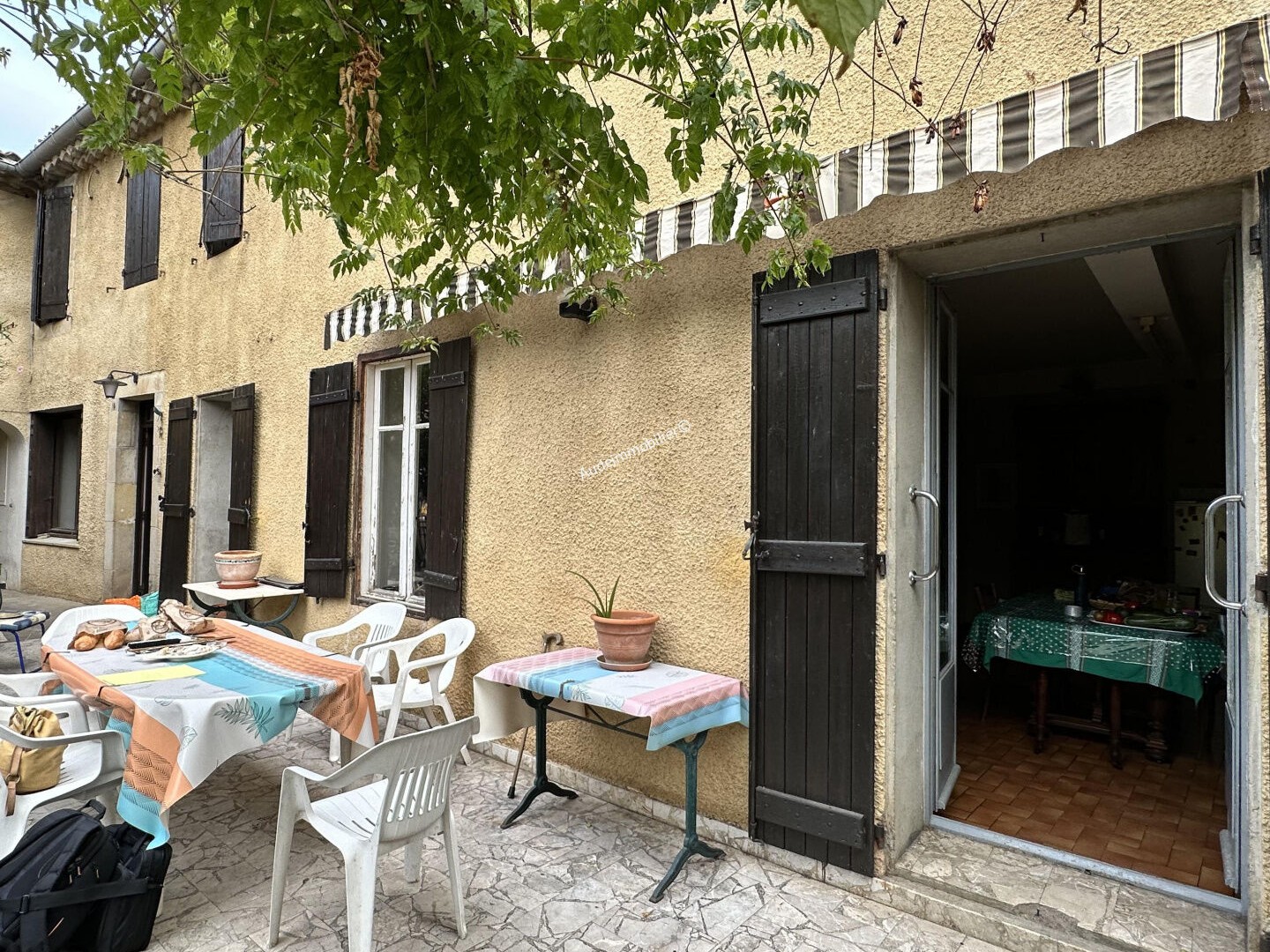 Ensemble de deux maisons avec grande cour