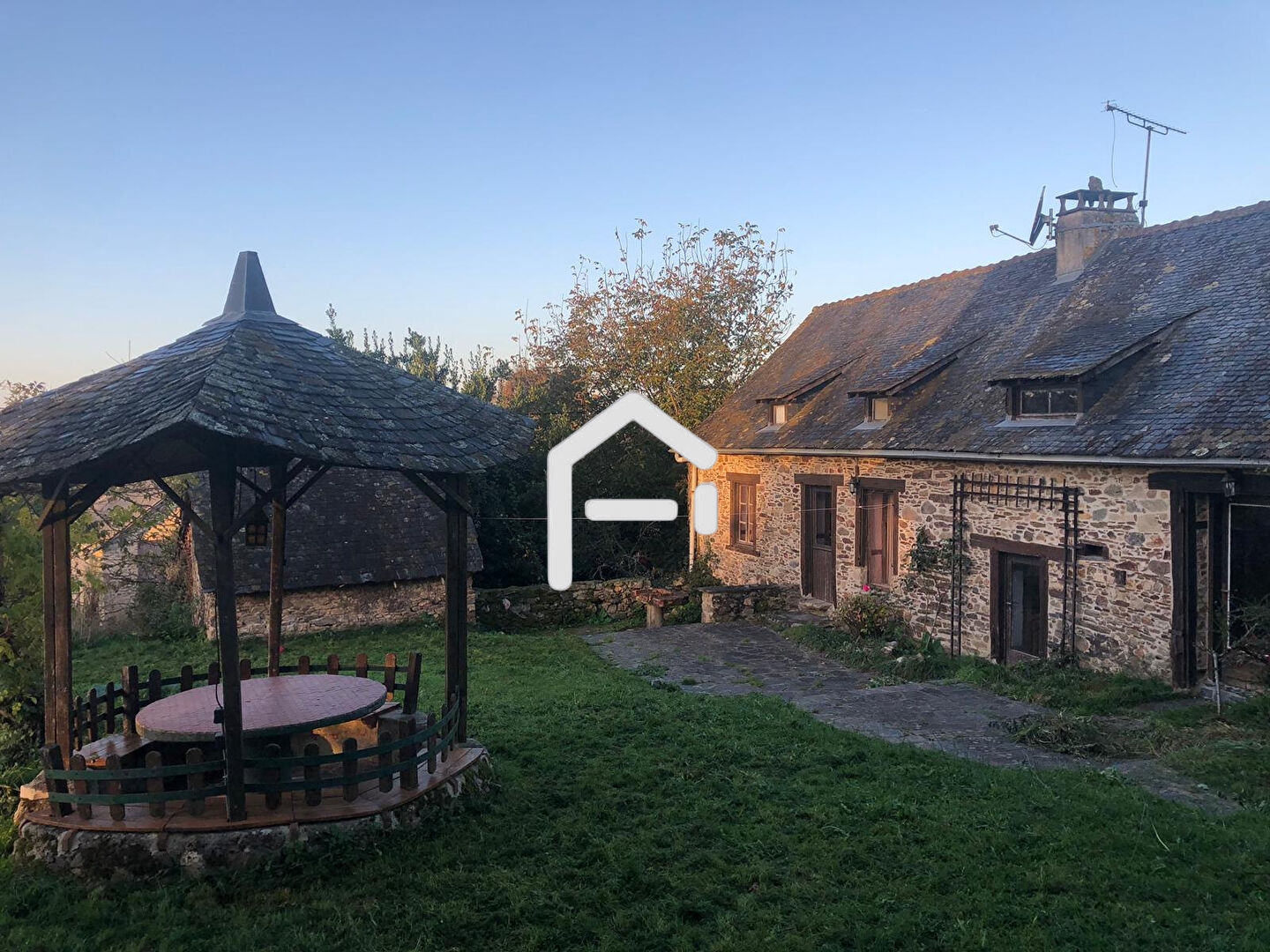 Beaucoup de charme pour cette Maison en pierre + Longère !