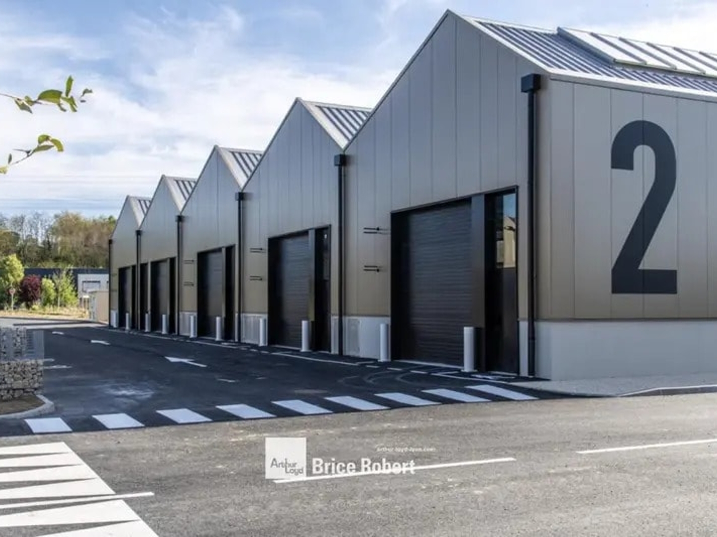 Locaux d'activités avec showroom et visibilité à vendre à Toussieu