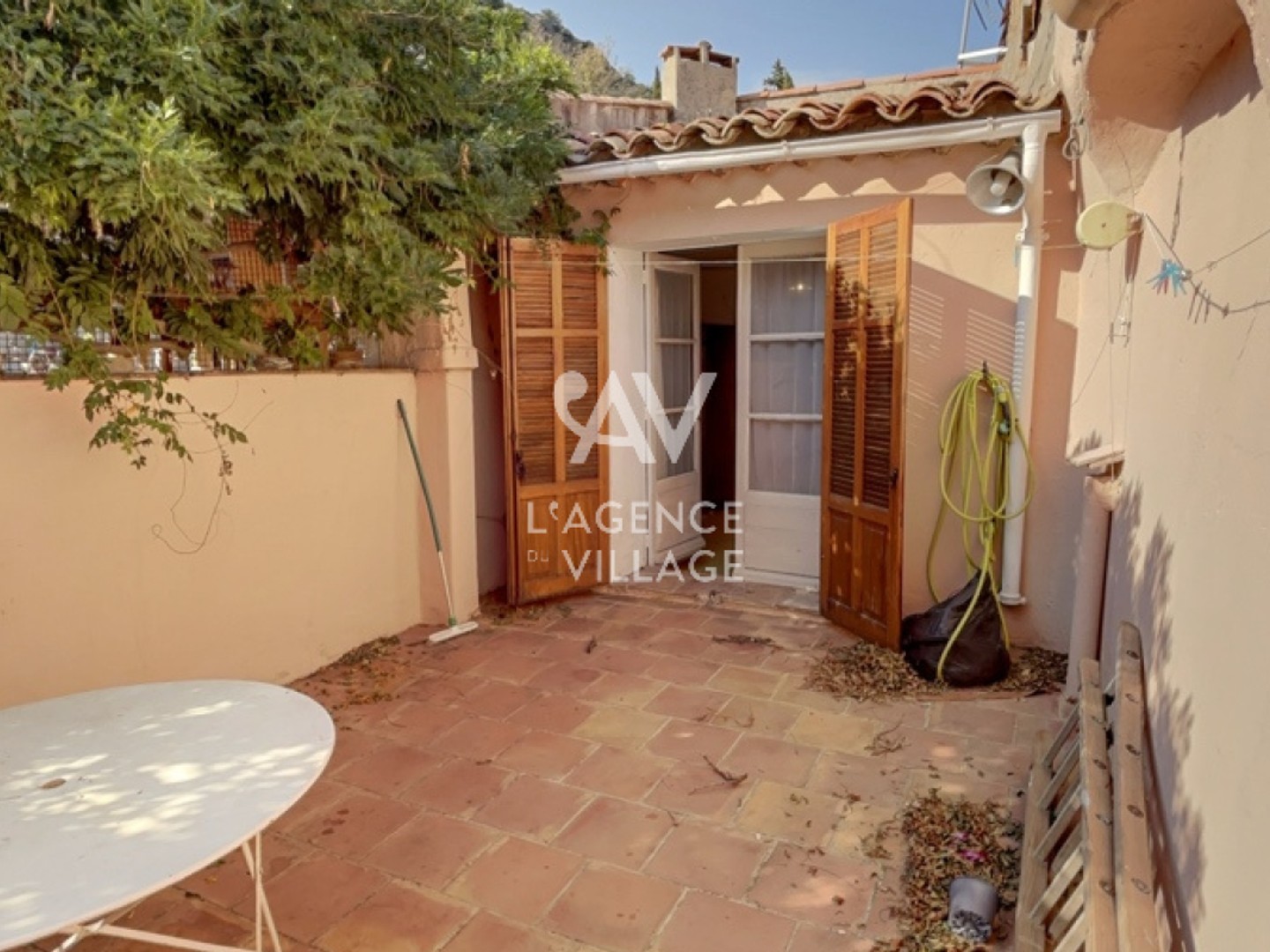 Maison de village à rénover avec 2 terrasses tropéziennes