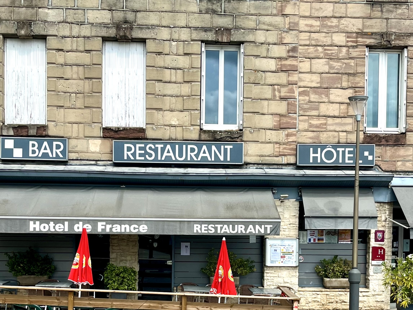 Ensemble immobilier de 799 m2 : Hôtel 2 étoiles, bar et restaurant