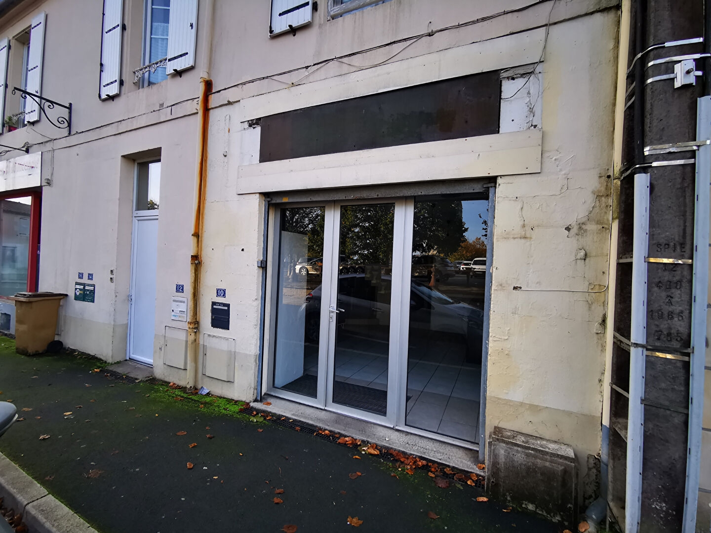 IMMEUBLE LOCAUX COMMERCIAUX + APPARTEMENTS