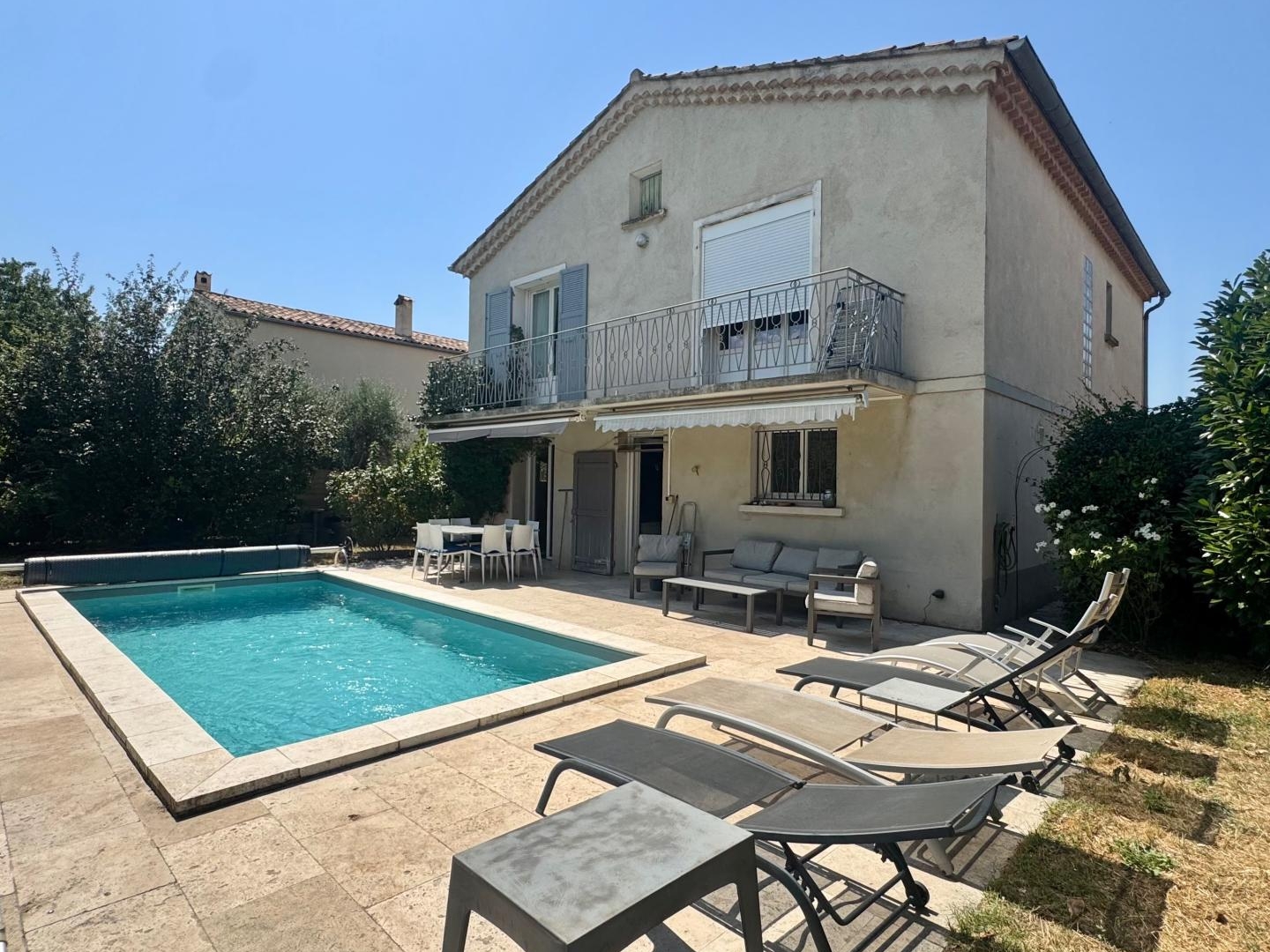 Maison traditionnelle avec piscine