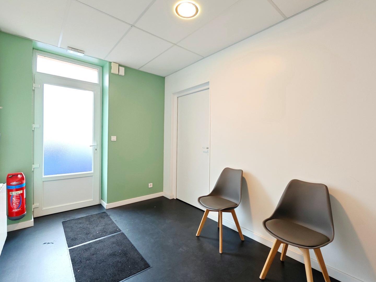 Immeuble en pierre avec rapport locatif + maison à rénover - idéal investisseur