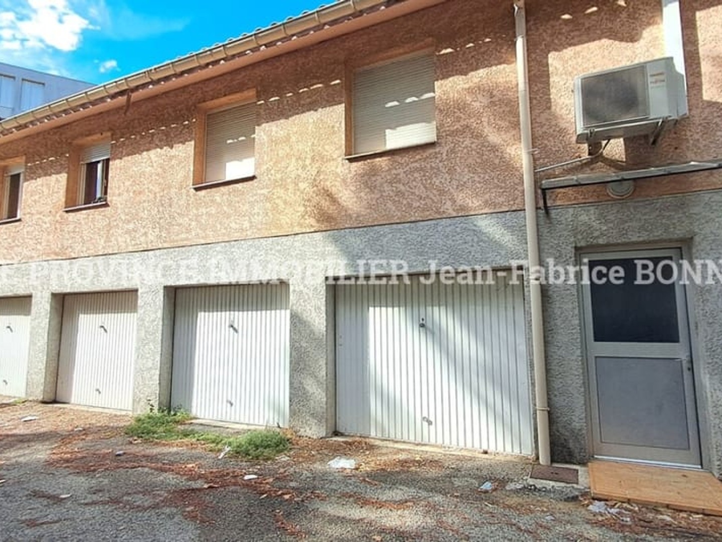 Lot de 12 garages situés sur trois communes différentes