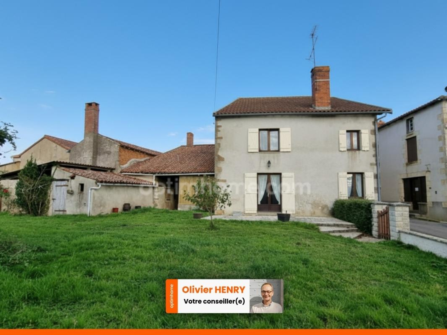 Bel ensemble immobilier de caractère  deux maisons, grange et dépendances sur 2 213 m² Petit village du nord de la Haute-Vienne