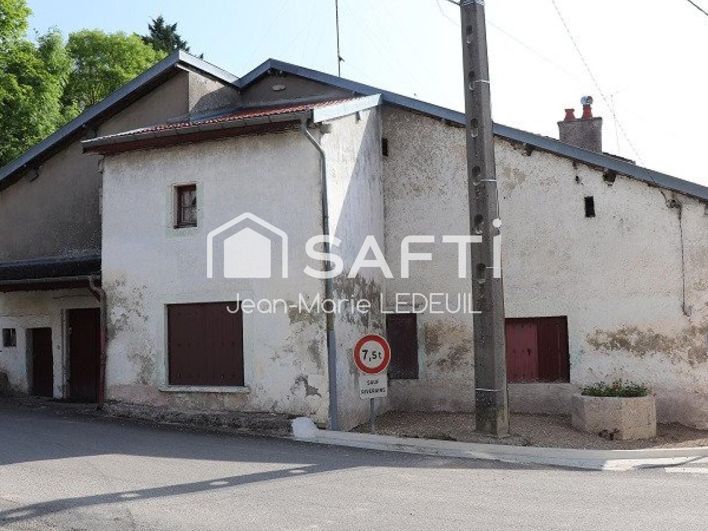 Maison de village sans jardin à rénover.