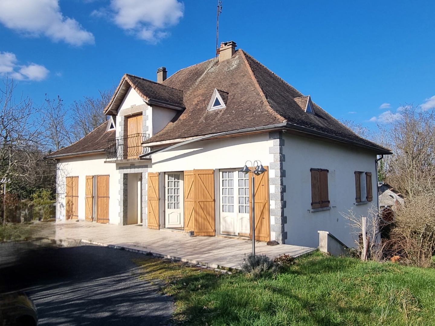 Maison avec dependances et étang