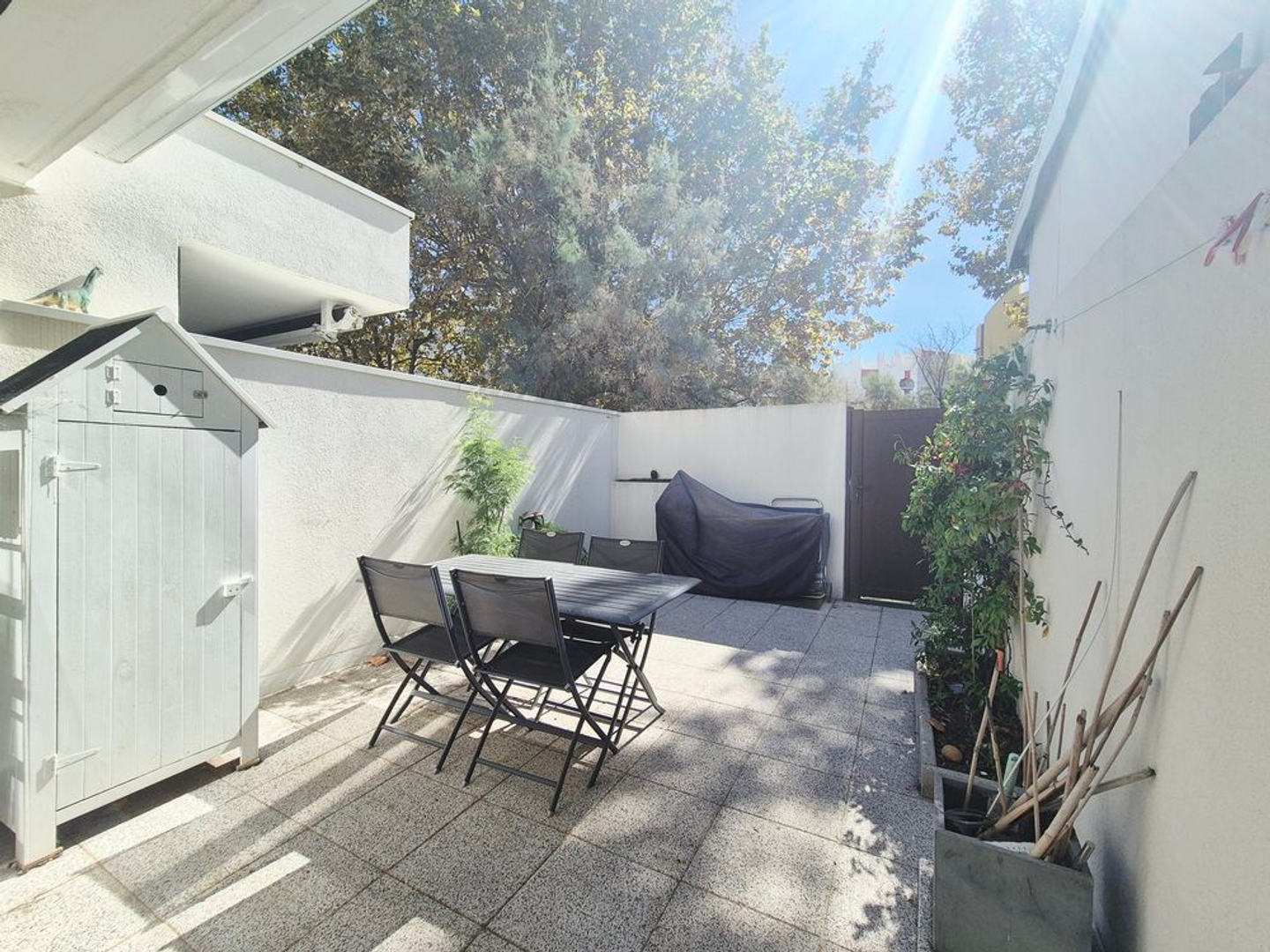 Villa en 2ème ligne avec parking en sous-sol.