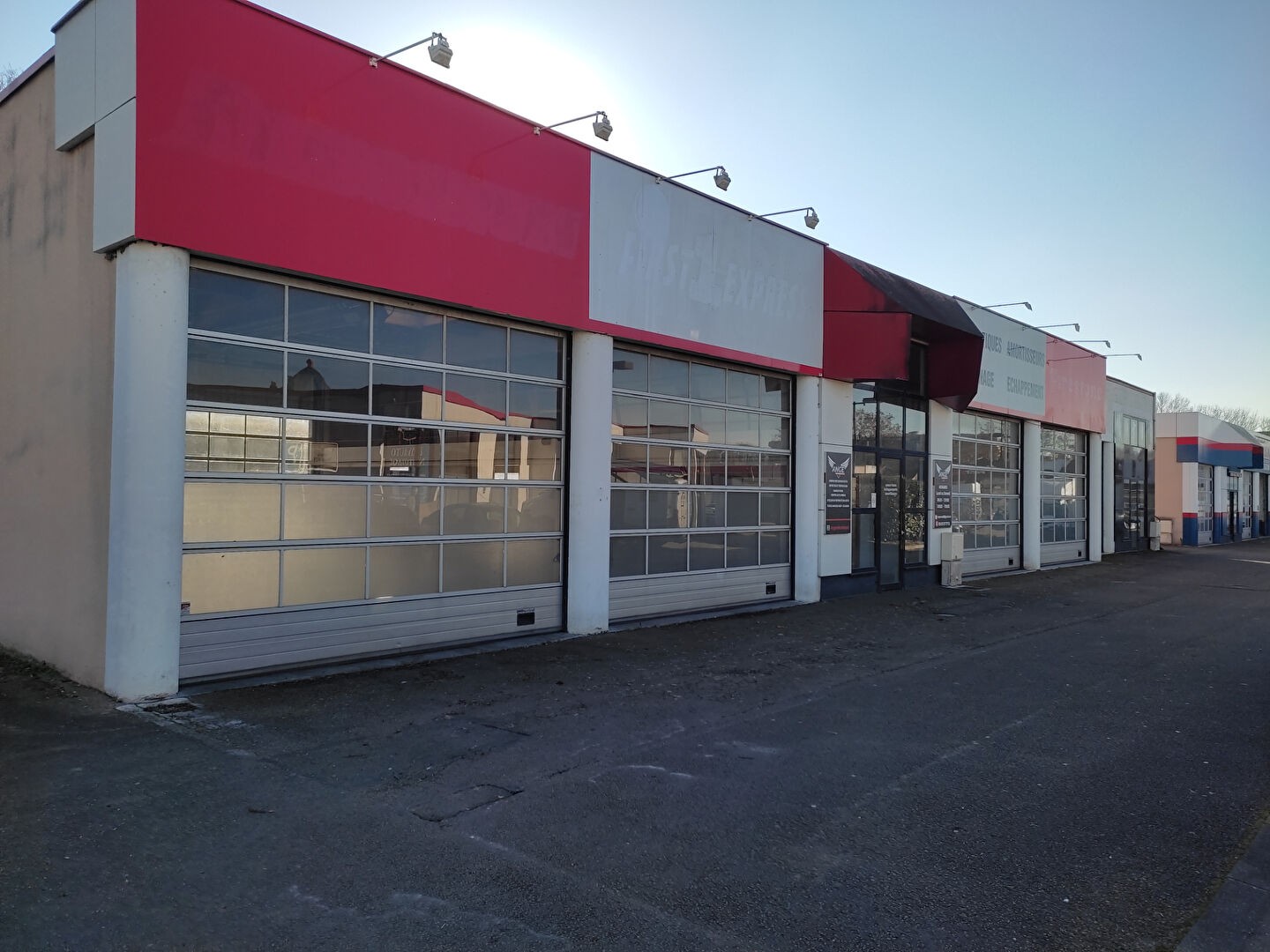 AUXERRE - BATIMENT COMMERCIAL OU D'ACTIVITE -935m² divisibles